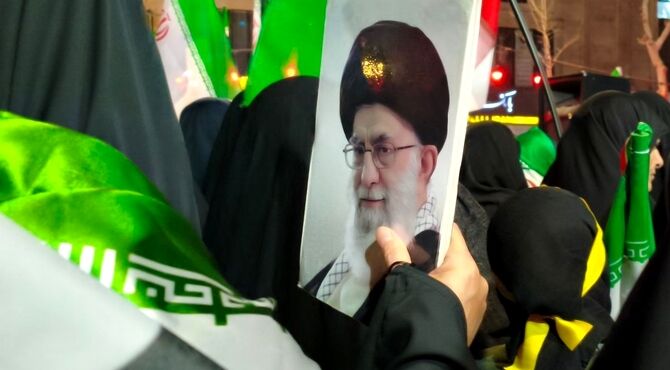 اجتماع شبانه مردم بهارستان برای بیعت با رهبر انقلاب و حمایت از رزمندگان