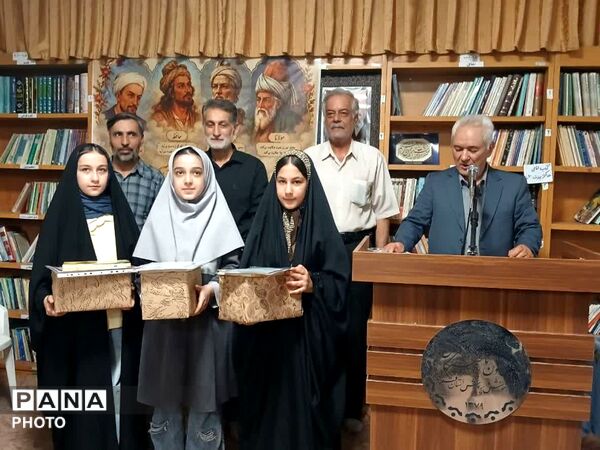 تجلیل از دانش آموزان برگزیده مسابقات شعرخوانی و مشاعره در قم