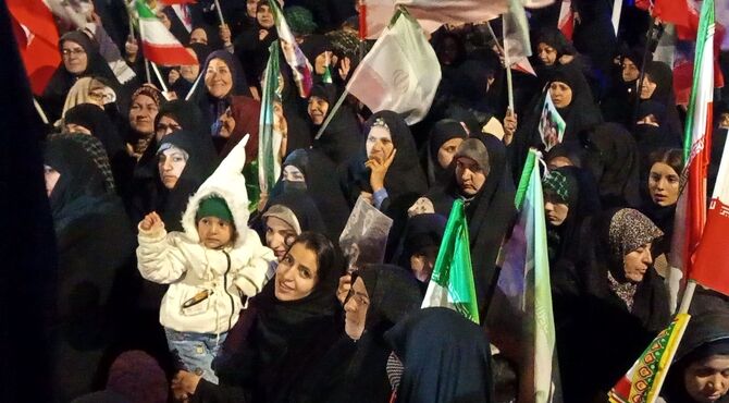 مسجد جامع نیشابور؛ پناهگاه گرم مردمی در شبی بارانی 
