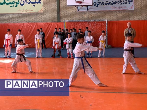 برگزاری فعالیت‌های ورزشی درون مدرسه‌ای در دبستان معلم آشخانه 