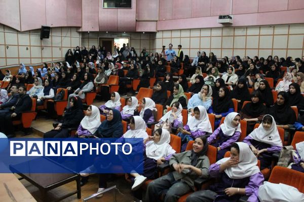 تقدیر از برگزیدگان جشنواره فرهنگی و هنری فردا در ساری 