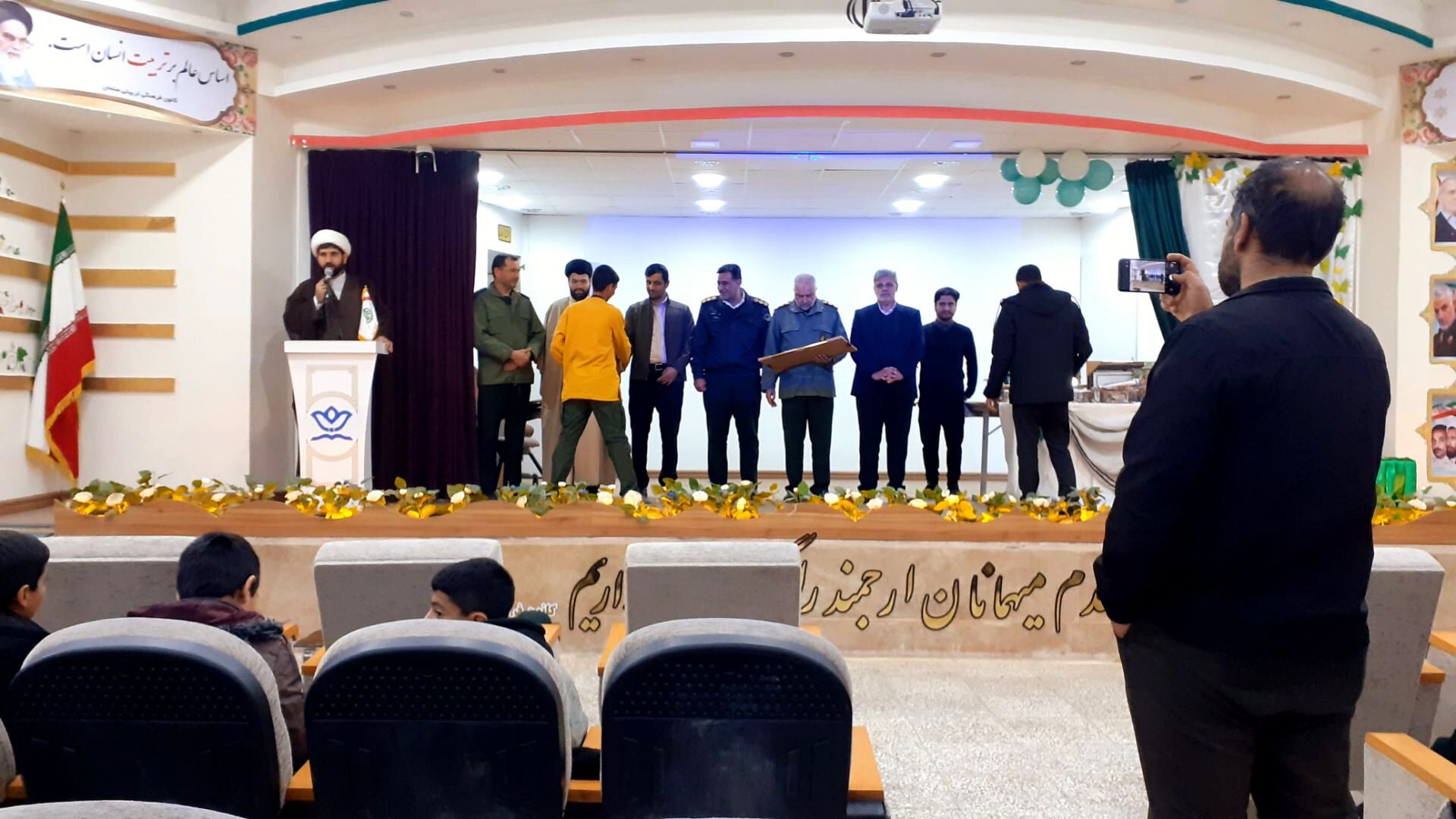 تجلیل از برگزیدگان مسابقات قرآن و عترت بسیج در خلیل آباد