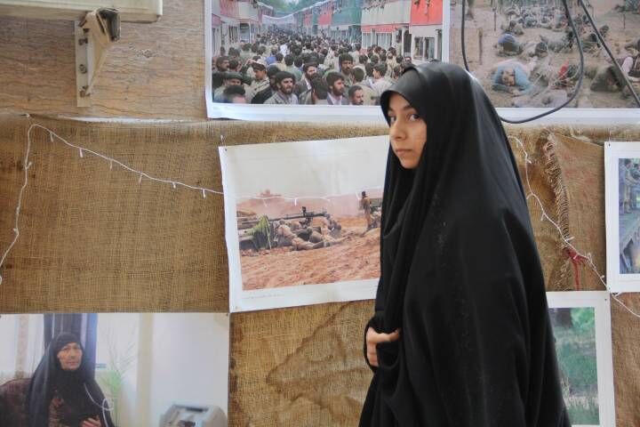 بازدید دانش‌آموزان مدارس قیامدشت و مسئولین شهری از نمایشگاه دفاع مقدس حوزه های مقاومت بسیج شهر قیامدشت
