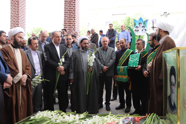 گرامیداشت مقام معلم با غبارروبی و عطرافشانی مزار شهدای فرهنگی