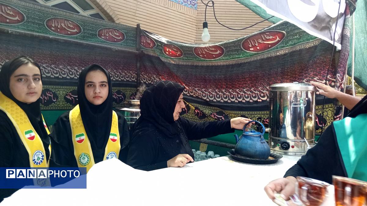 دانش‌آموزان کوهدشتی در خدمت زوار حسینی