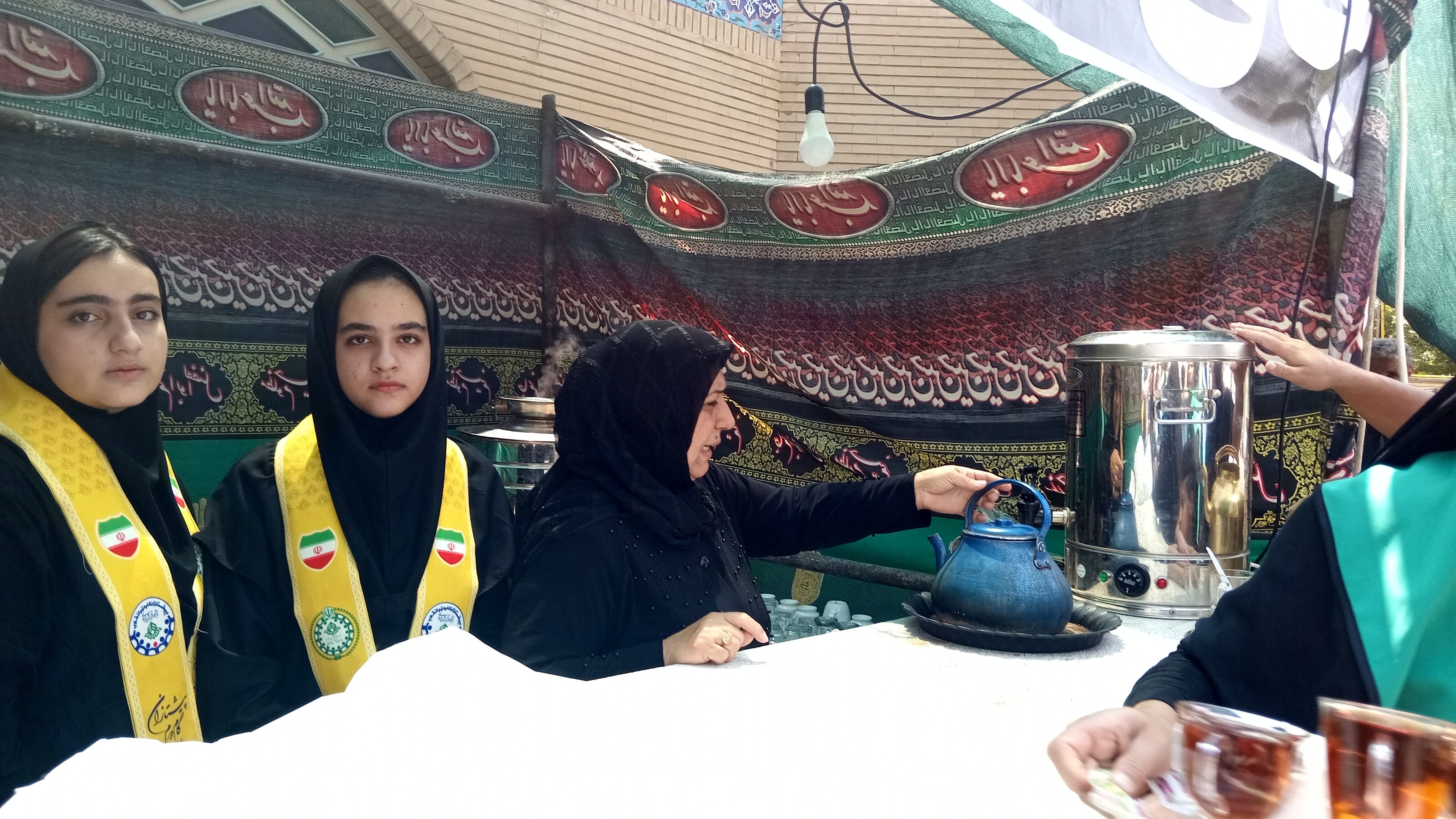 دانش‌آموزان کوهدشتی در خدمت زوار حسینی