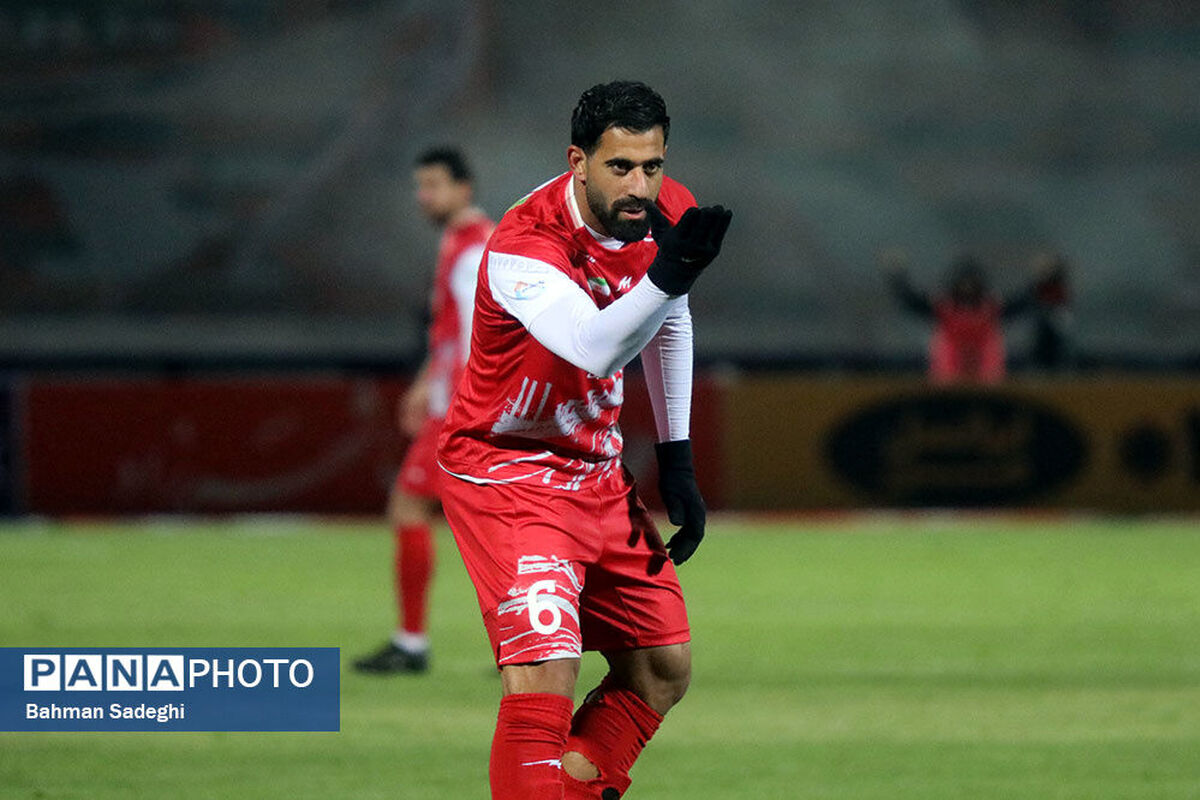 بازوبند کاپیتانی بر بازوی چهره‌های قدیمی پرسپولیس