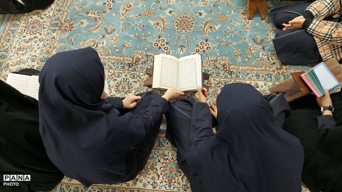 محفل انس با قرآن در دبیرستان نجمه ناحیه چهار