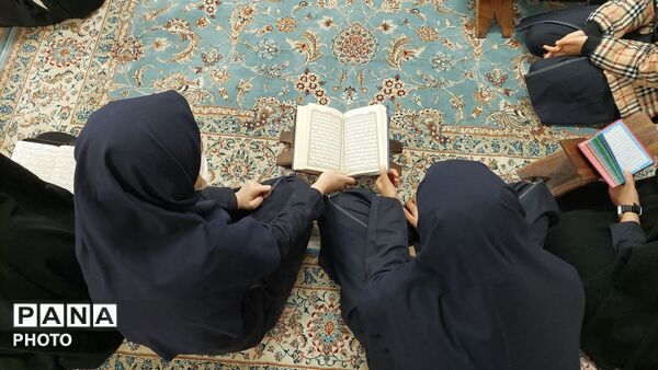 محفل انس با قرآن در دبیرستان نجمه ناحیه چهار