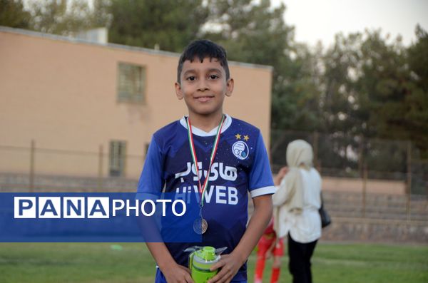 اختتامیه کلاس‌های اوقات فراغت فوتبال در سالن تربیت‌بدنی شهید عابدی