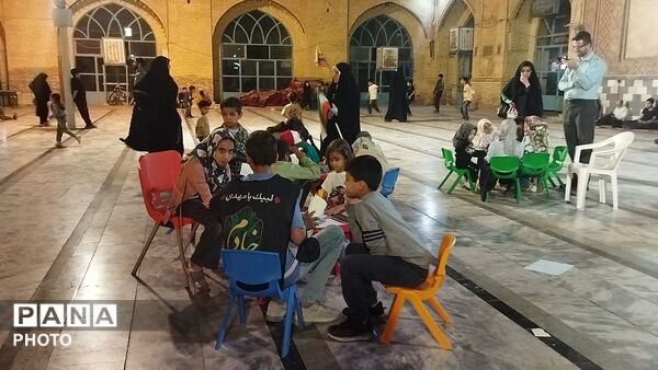 غرفه دهه نودی ها  در حسینیه امام خمینی 