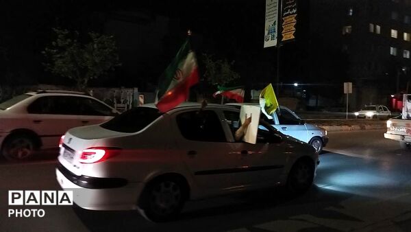 پرچم های ایران و حزب الله  بر فراز شهر نیشابور 