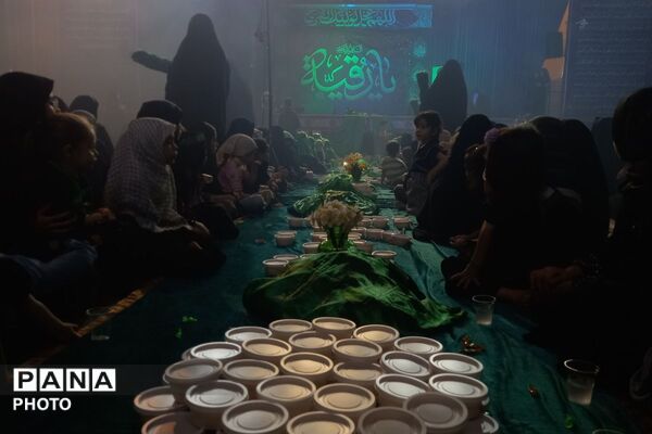 سفره‌ روضه حضرت رقیه (س) در صحن مطهر امامزاده جعفر بن موسی الکاظم (ع) پیشوا