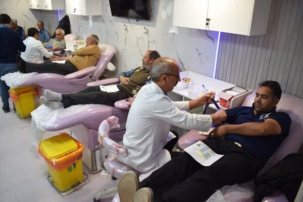 بازدید مدیر آموزش و پرورش بهاباد از پایگاه انتقال خون در بیمارستان حکیم بهابادی