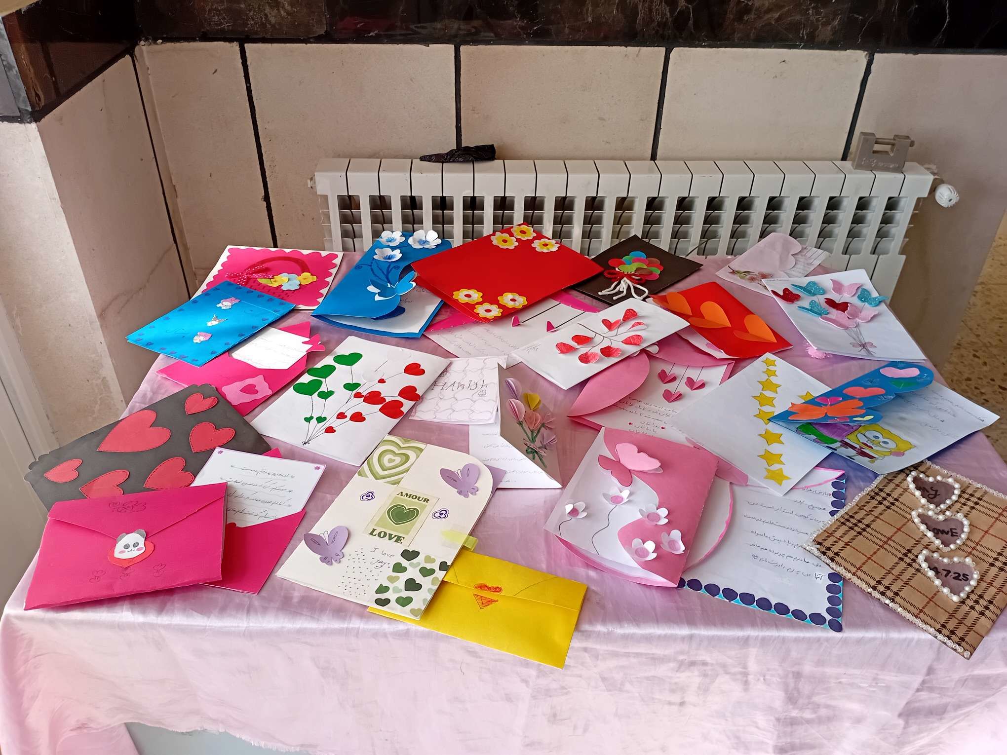 ساخت کارت پستال در هفته سلامت‌روان توسط دانش‌آموزان مدرسه مادرمهربان خلیل‌آباد