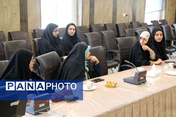 جلسه توجیهی دانش‌آموزان خبرنگار فریدن برای حضور در پای صندوق‌های رای