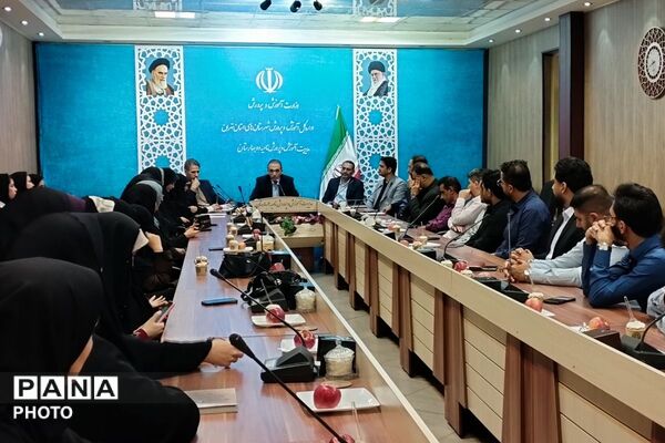 بزرگداشت هفته معلم و تقدیر از خدمات ارزنده مشاوران در بهارستان‌دو