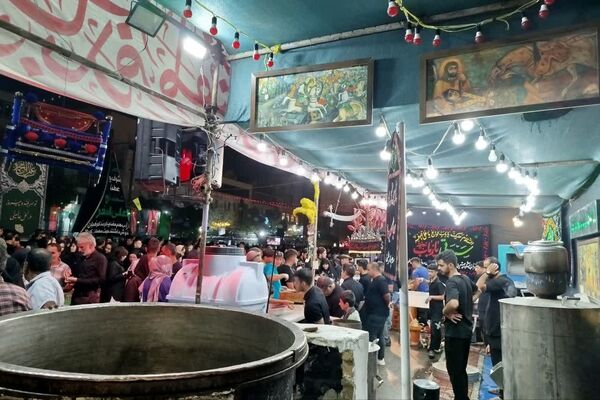 موکب‌های عزاداری در جای جای مشهد، جلوه‌ای از عشق و ماتم در شب سالروز شهادت امام رضا (ع)