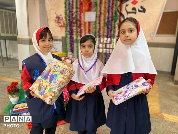 جشن عاطفه‌ها در دبستان رضوان؛ مهربانی دانش‌آموزان برای لبخند همکلاسی‌ها