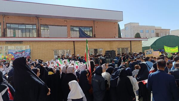 حضور پرشور دانش آموزان شهر محلات در راهپیمایی ۱۳ آبان در شهر محلات 