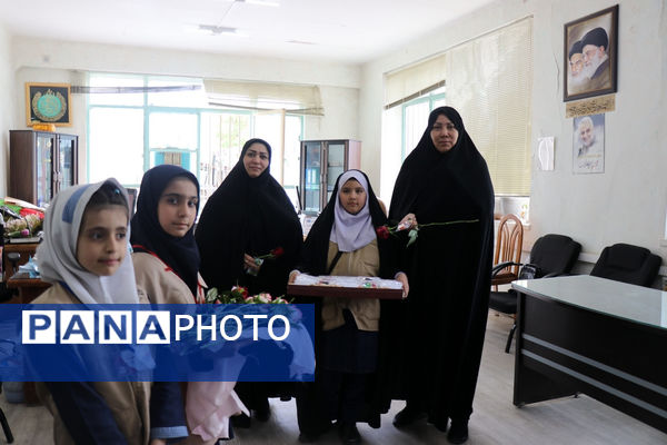 سپاس معلم در اداره آموزش و پرورش خراسان رضوی توسط دختران پیشتاز