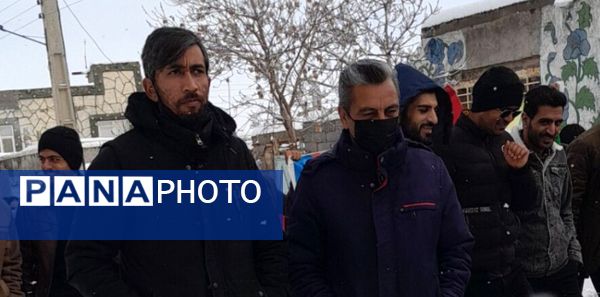 حضور پر شور فرهنگیان و دانش آموزان در کنار مردم ولایتمدار شهرستان صالح آباد در یوم الله ۲۲بهمن