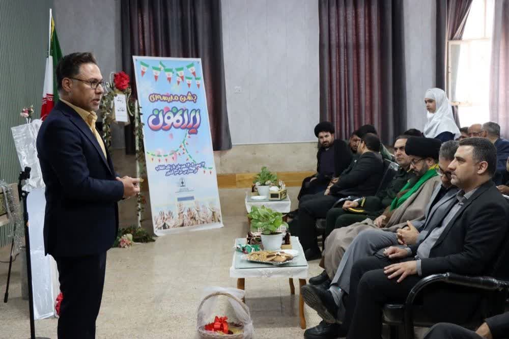 زنگ پیروزی انقلاب اسلامی در دبستان مهاجرین شهرستان رامشیر نواخته شد