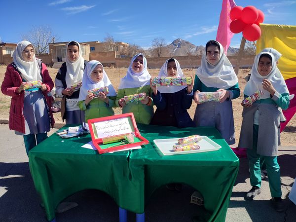 توزیع نذورات مهدوی در دبستان شکوفه‌های انقلاب