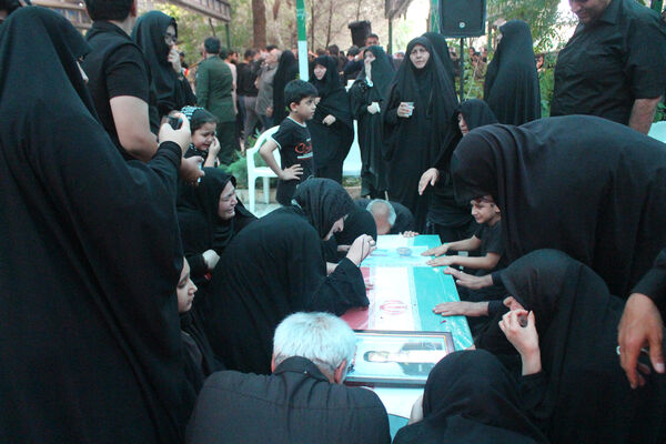 خاکسپاری نوجوان شهید «محمدحسین خاکی» در گلزار شهدای قم