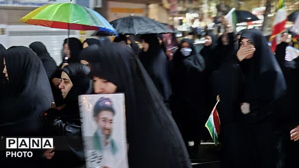 قرار شبانه فارسانی‌ها زیر باران برای دفاع از وطن