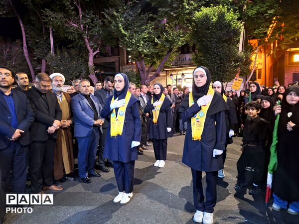 تجمع شبانه فرهنگیان و دانش‌آموزان تبریز با حضور معاون وزیر