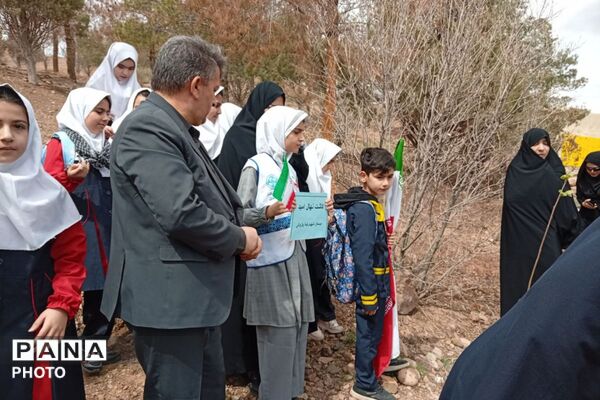 آیین کاشت نهال ودرختکاری به یاد رهبر شهید و دانش آموزان مدرسه شجره طیبه میناب در پاکدشت