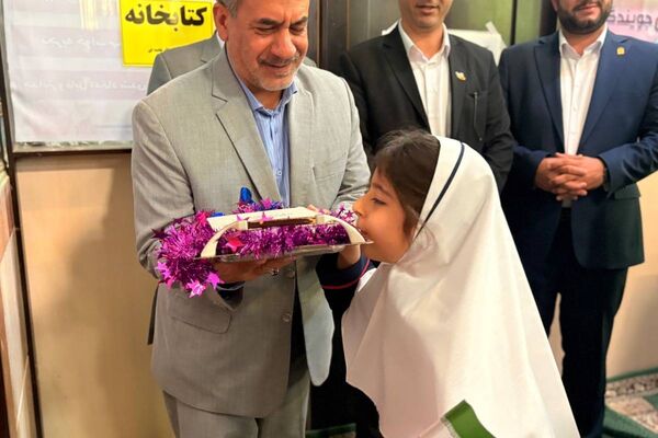 درخشش شکوفه های امید در مدرسه آیت الله خامنه ای 
