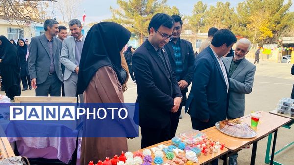 آغاز رسمی مسابقات فرهنگی هنری با نواختن زنگ جشنواره فردا و جشنواره ماها در مدرسه تکتم 