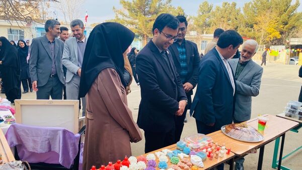 آغاز رسمی مسابقات فرهنگی هنری با نواختن زنگ جشنواره فردا و جشنواره ماها در مدرسه تکتم 