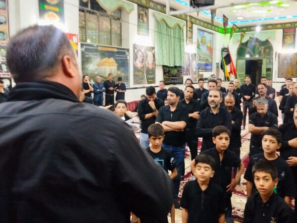 نوای “لبیک یا حسین” در شب پنجم محرم در رزق آباد طنین‌انداز شد