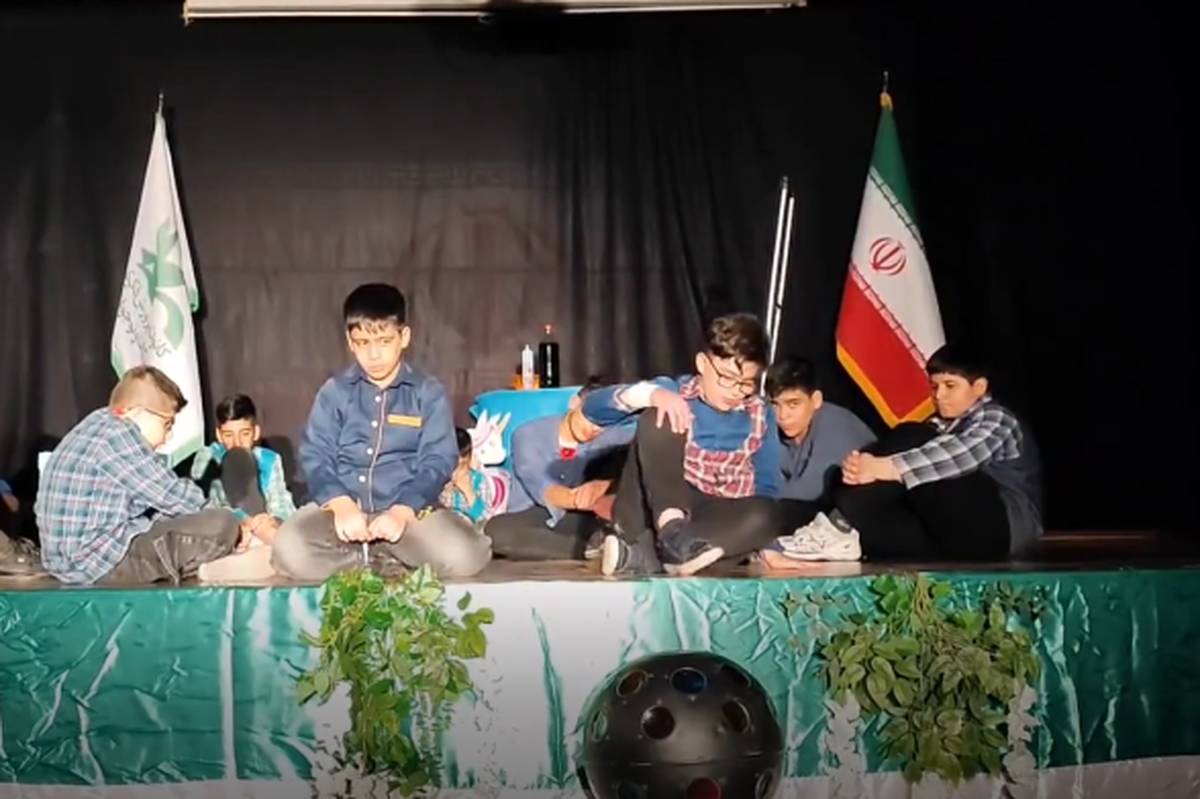 اجرای نمایش شصت، دست، نوجوون با حضور کودکان و نوجوانان هنرمند خوزستانی