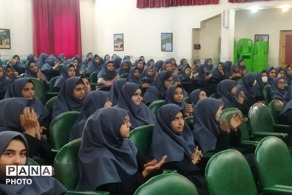 برپایی «جشن استعداد و هویت یابی» در دبیرستان راضیه شکرایی ناحیه دو شهرری 