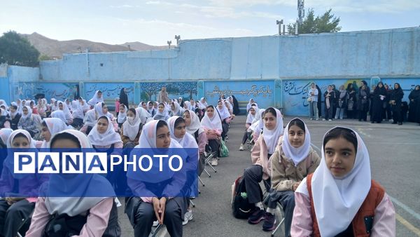 نواختن زنگ مهر در دبستان نجمه شهرستان فیروزکوه