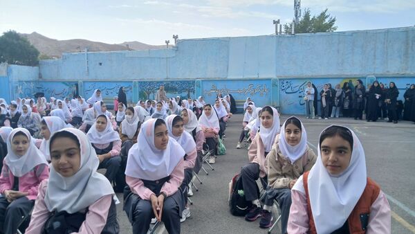 نواختن زنگ مهر در دبستان نجمه شهرستان فیروزکوه