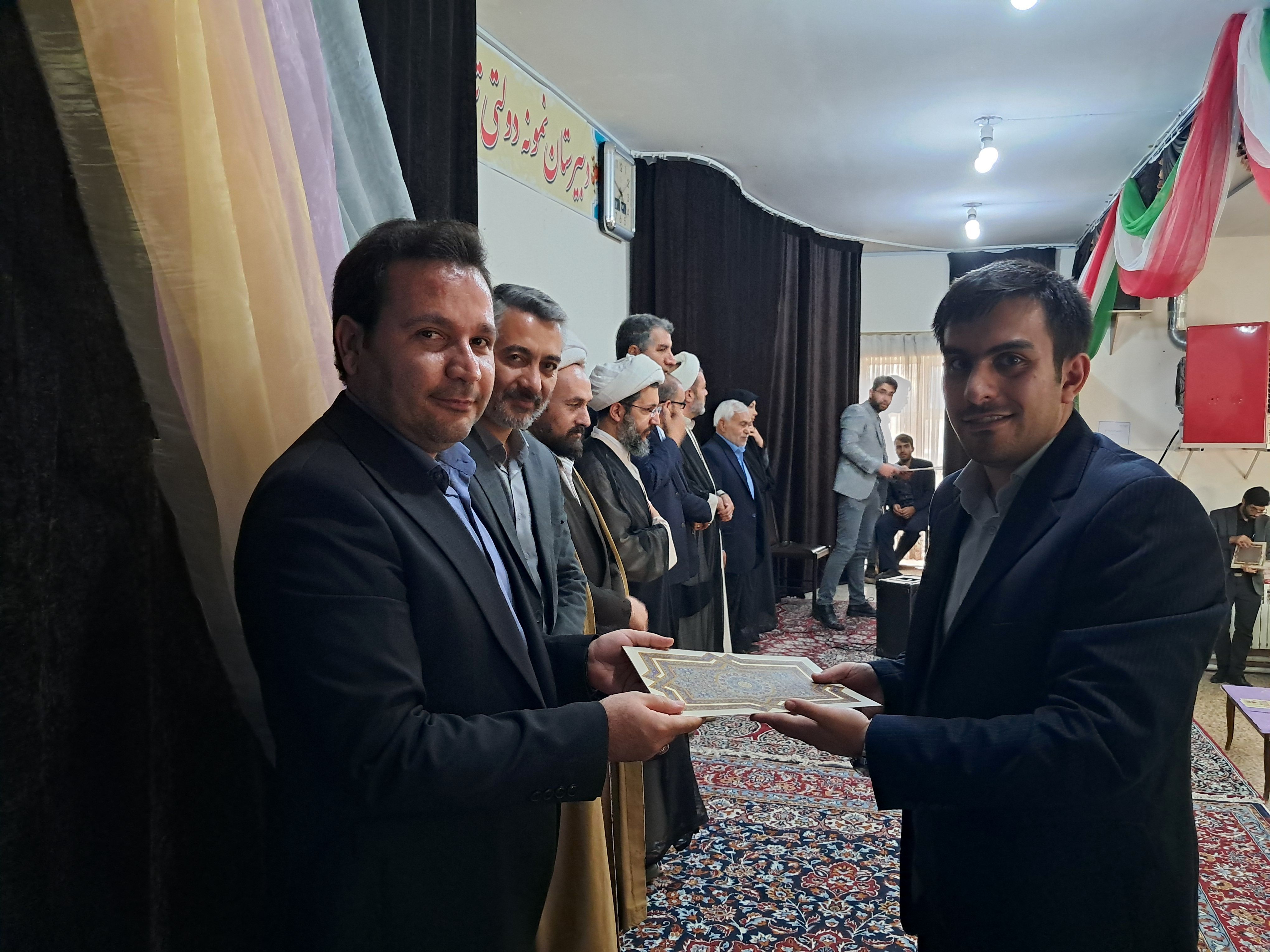 آیین تجلیل از داوران و عوامل مسابقات قرآن، عترت و نماز فرهنگیان منطقه عجب شیر