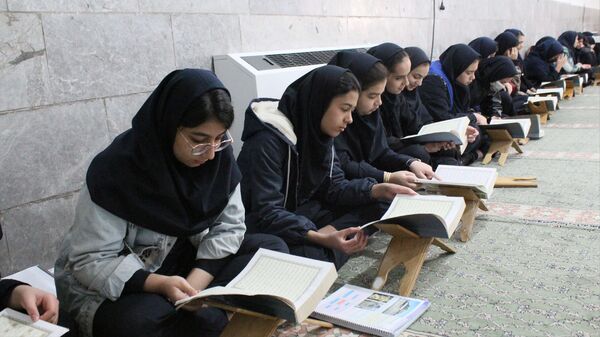 برگزاری جلسات انس با قرآن در دبیرستان دخترانه معلم 