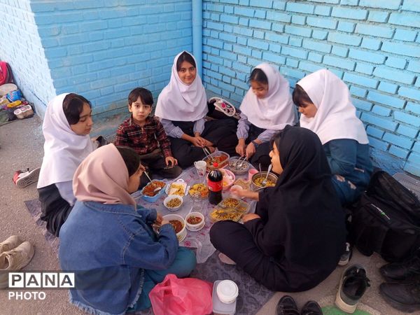 افطاری در دبستان سمیه