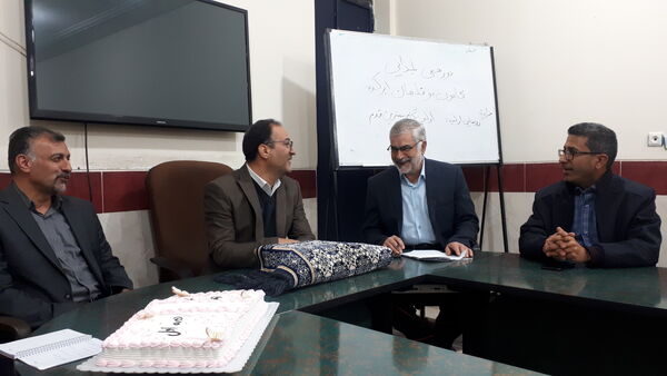 رونمایی از کتاب اولین گام مهمترین قدم در ابرکوه