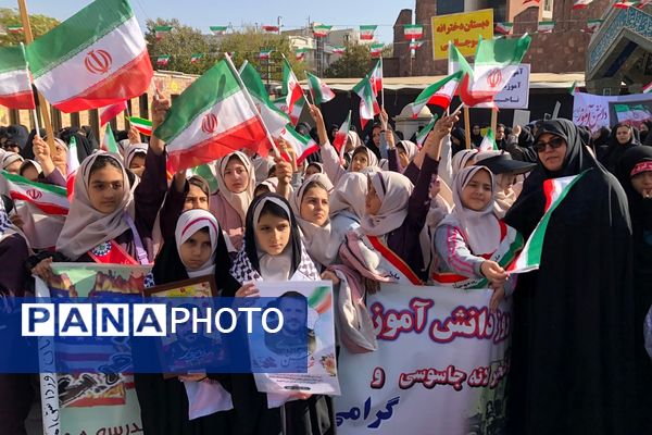 اجتماع عظیم دانش آموزان ناحیه دو شهرری به مناسبت یوم الله ۱۳ آبان در میدان نماز