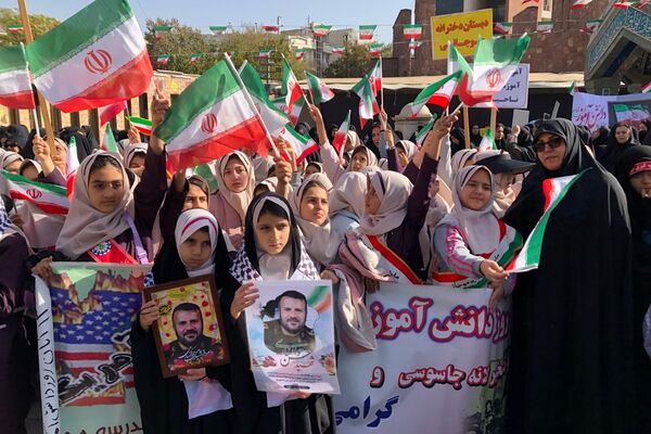 اجتماع عظیم دانش آموزان ناحیه دو شهرری به مناسبت یوم الله ۱۳ آبان در میدان نماز