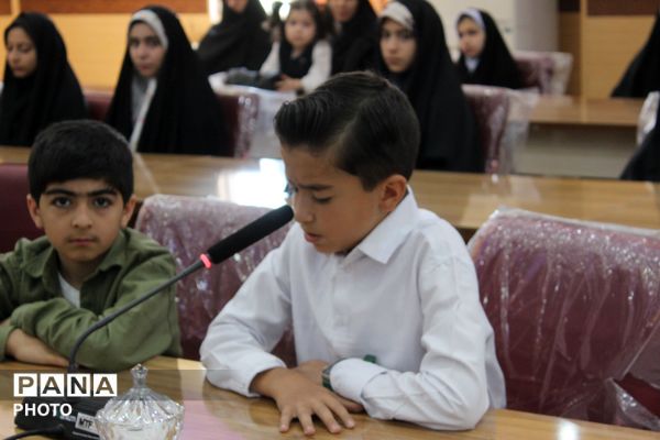 تجلیل از حافظان قرآن کریم در مرند با حضور مسئولان آموزش و پرورش