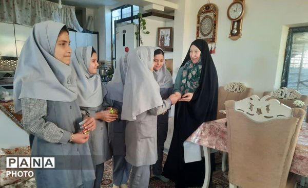 دیدار دانش آموزان پبشتاز آموزشگاه الله وردی ارجمند شهر لایین  با خانواده شهدا