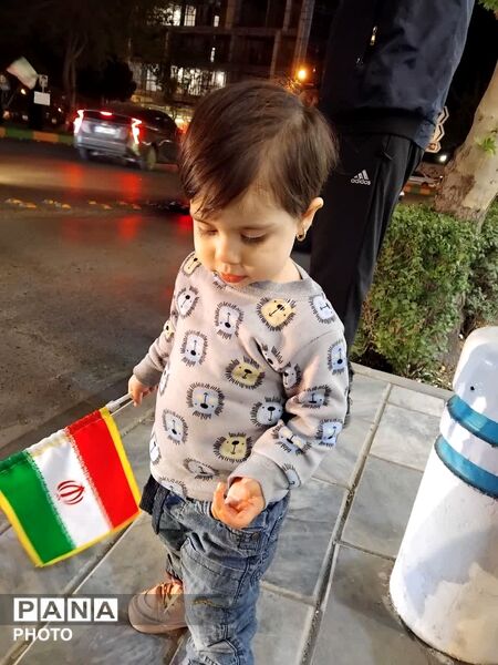 مردم در کنار هم، خیابان‌ها به نام وطن