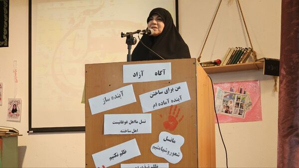 آیین گرامیداشت روز دانش‌آموز با حضور مسئولان منطقه ۱۳ در دبیرستان طلیعه شاهد